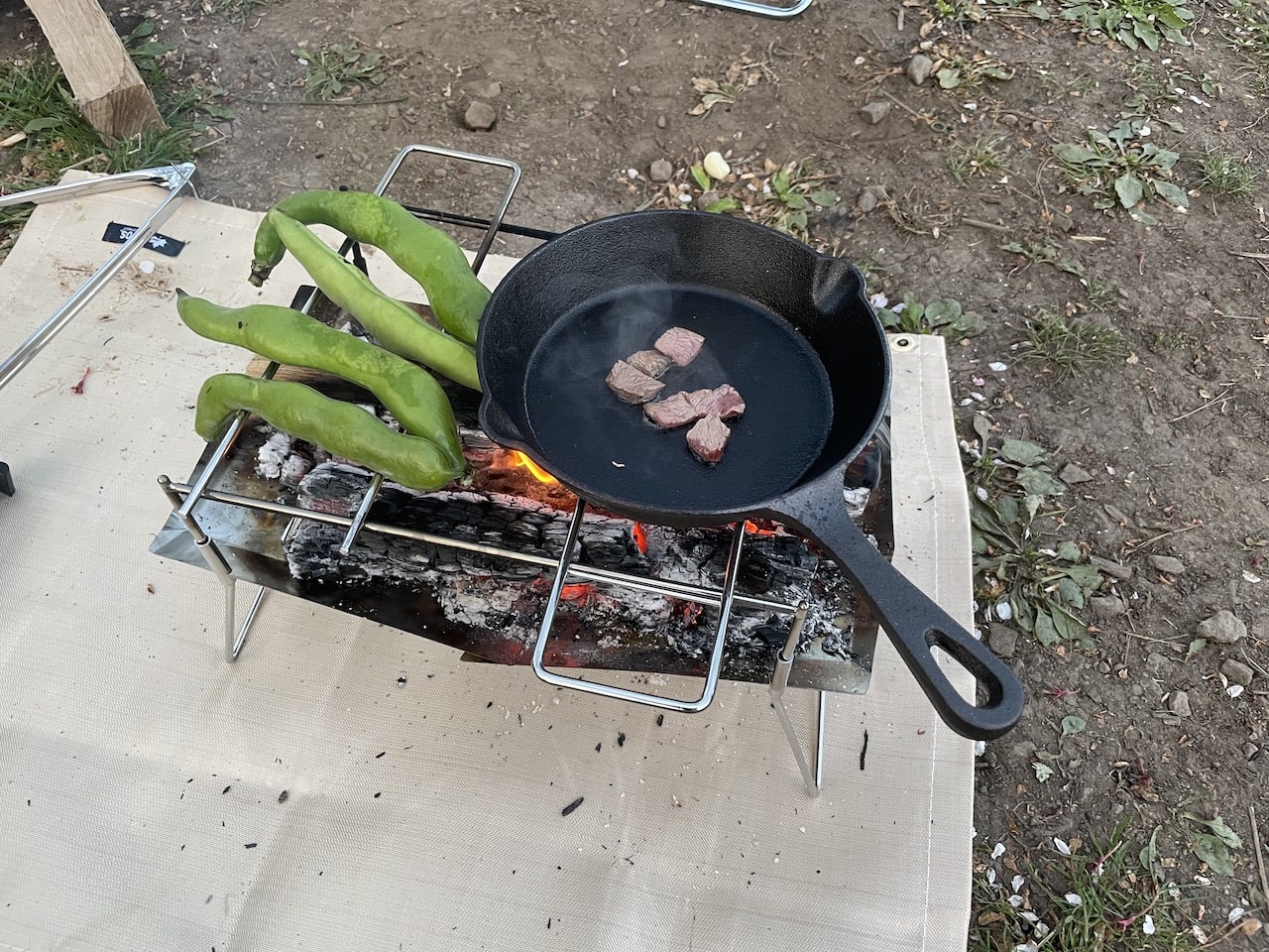 ステーキ肉と空豆も焚き火台で焼いています。